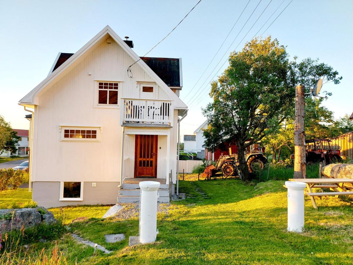 Solrik Beliggenhet I Lofotens Storste Fiskevaer Villa Ballstad Bagian luar foto